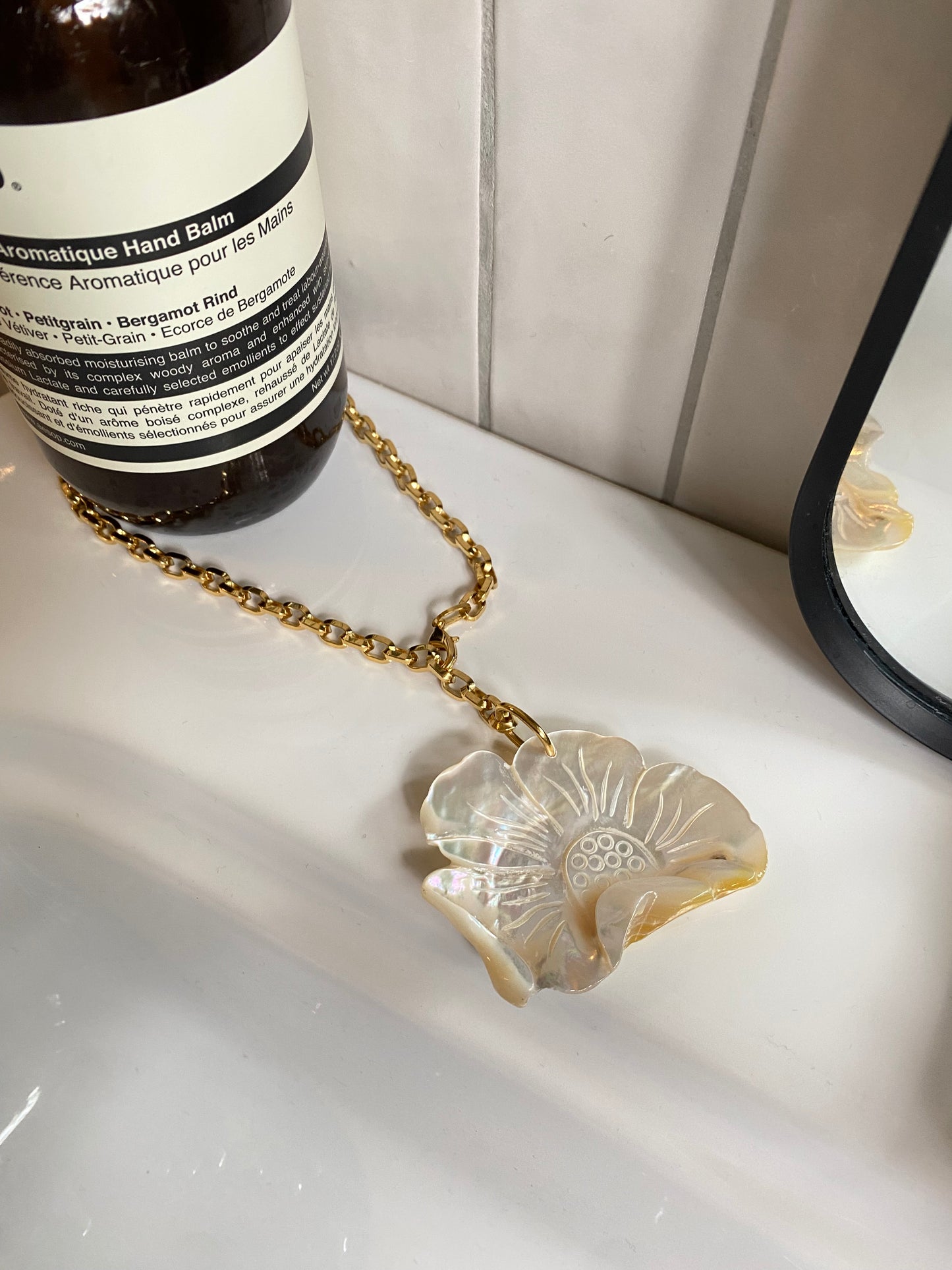 Necklace with flower in mother of pearl
