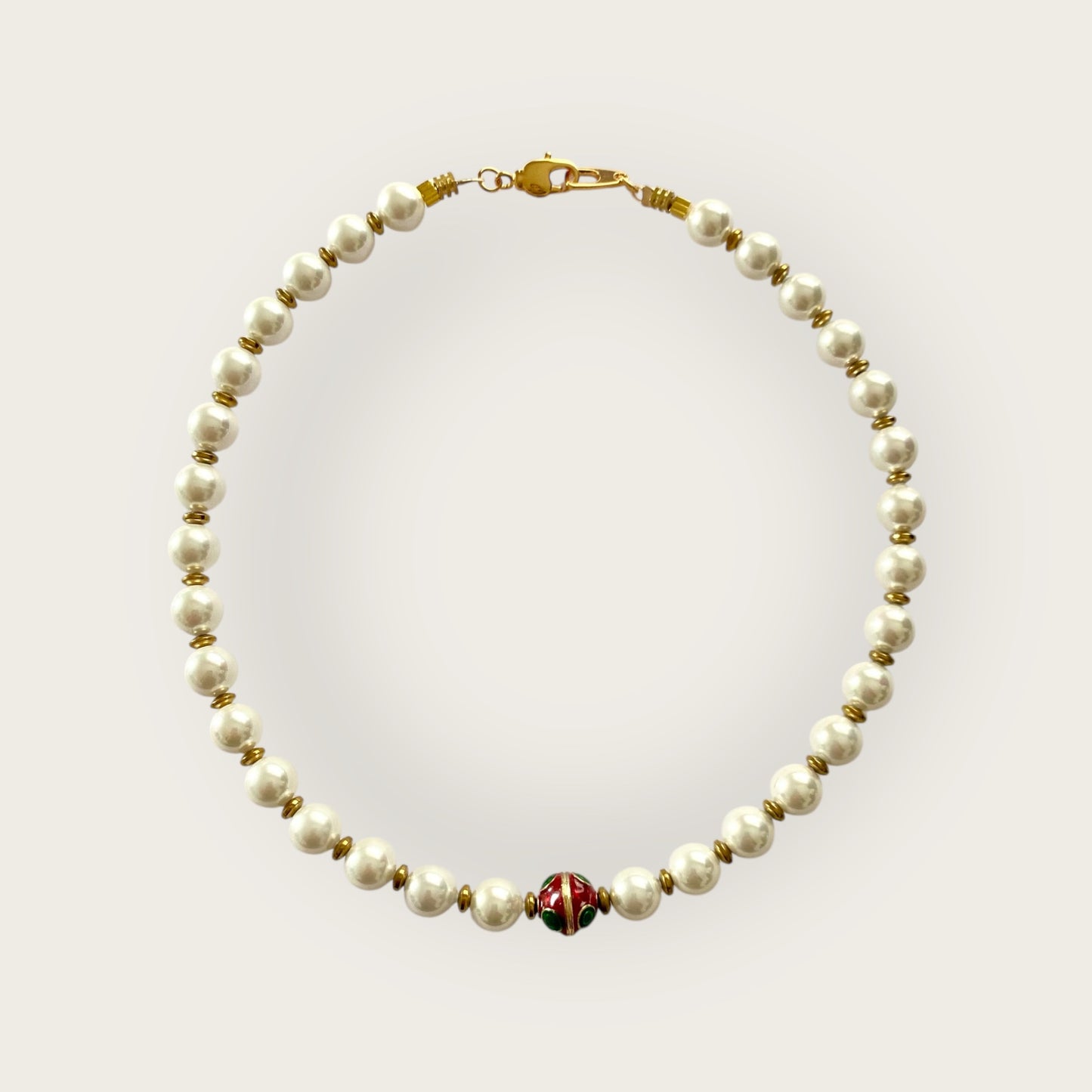 Ras du cou in Shell pearls