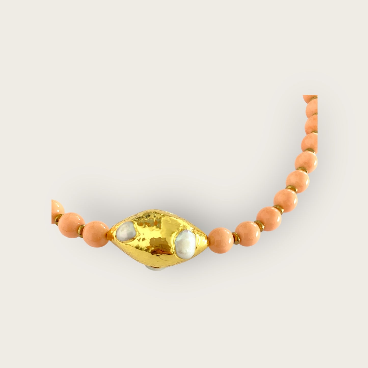Shell pearls with oval pendant