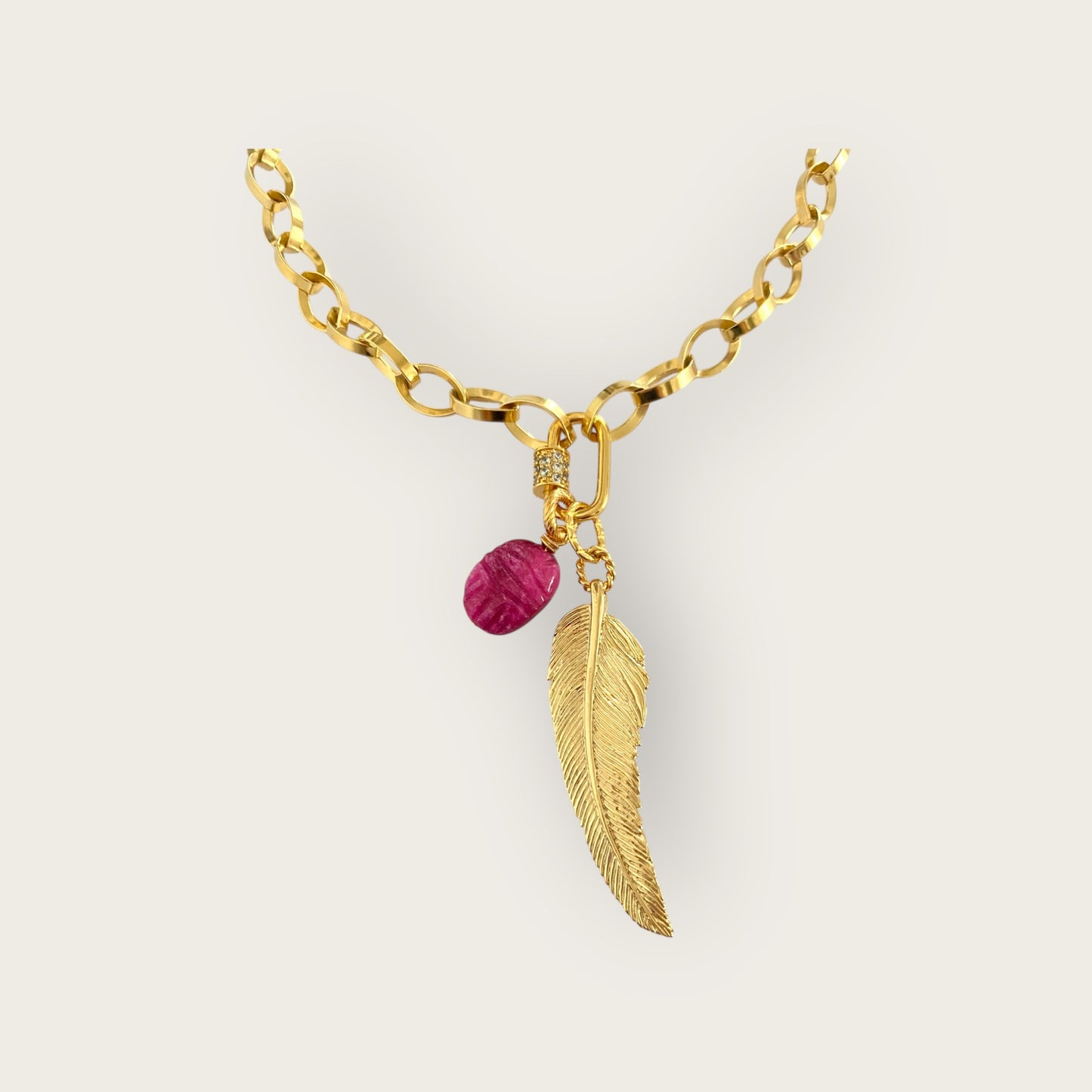 Chunky round chain with feather and scarabee