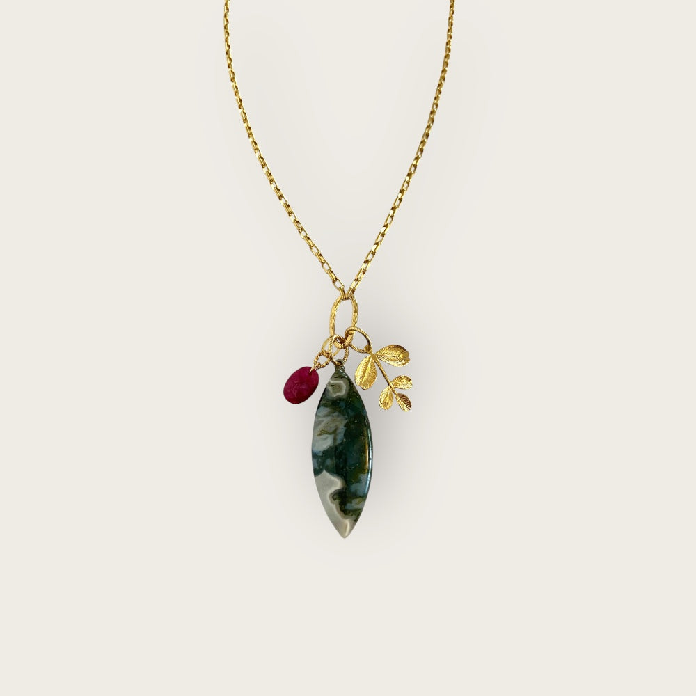 Long necklace with Green Moss pendant and leaf
