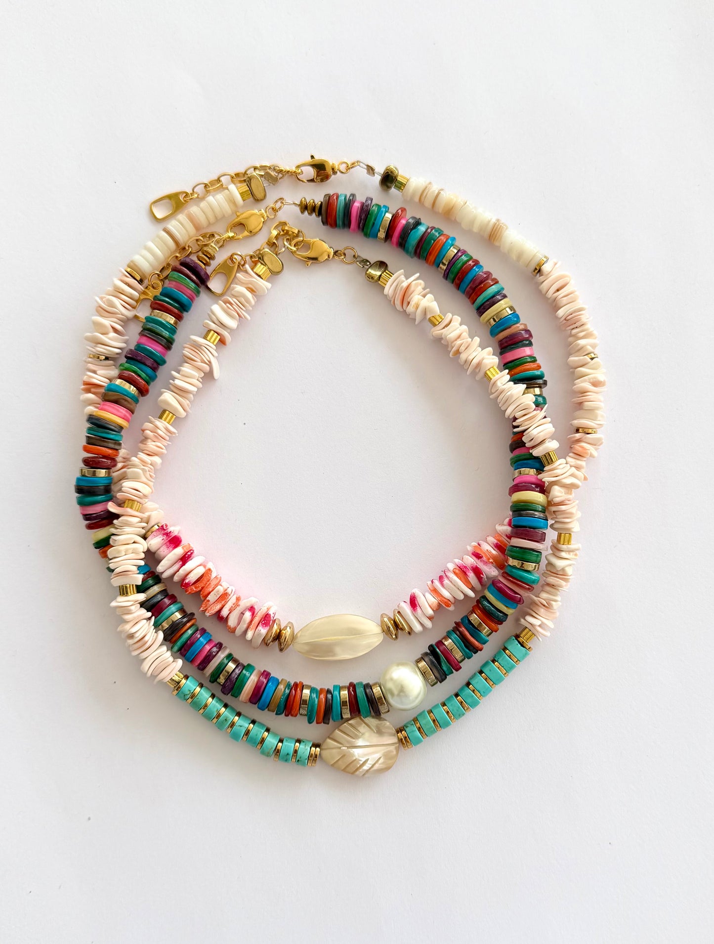 Ras du cou necklace with shell and mother of pearl