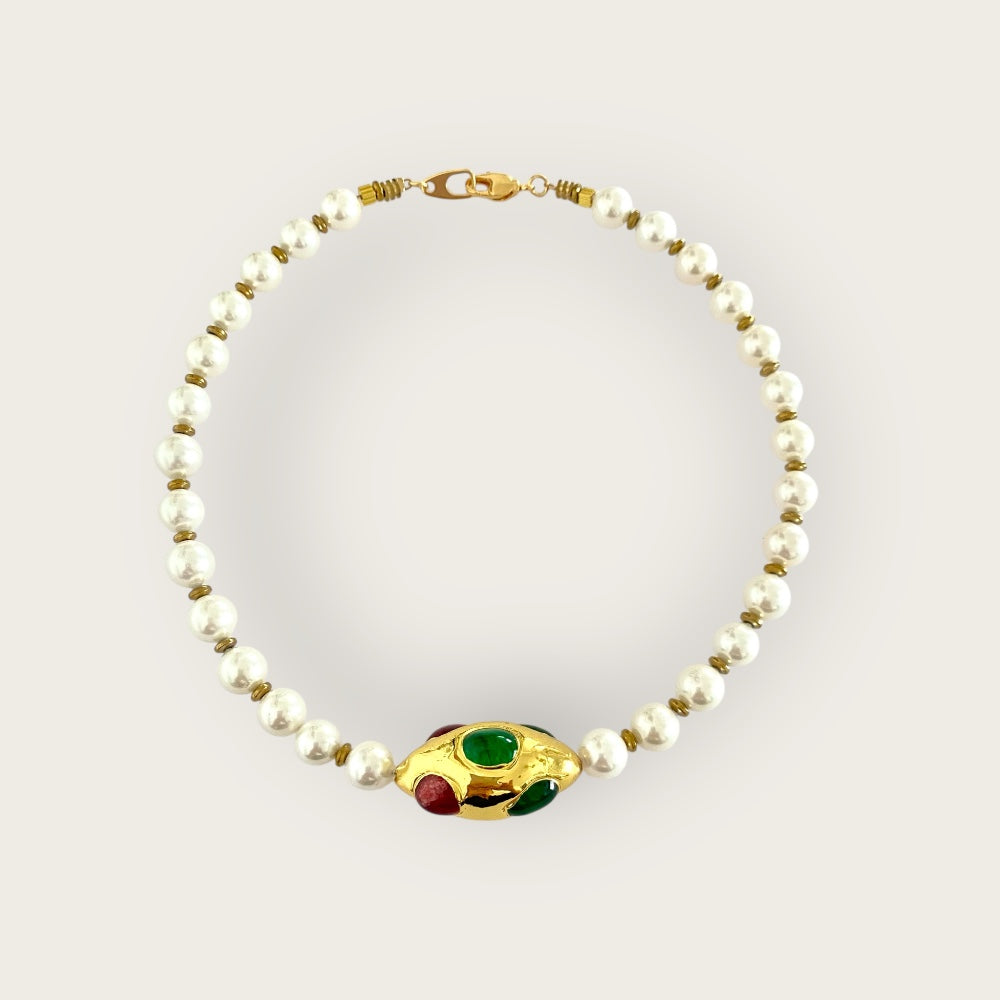 Shell pearls with oval pendant