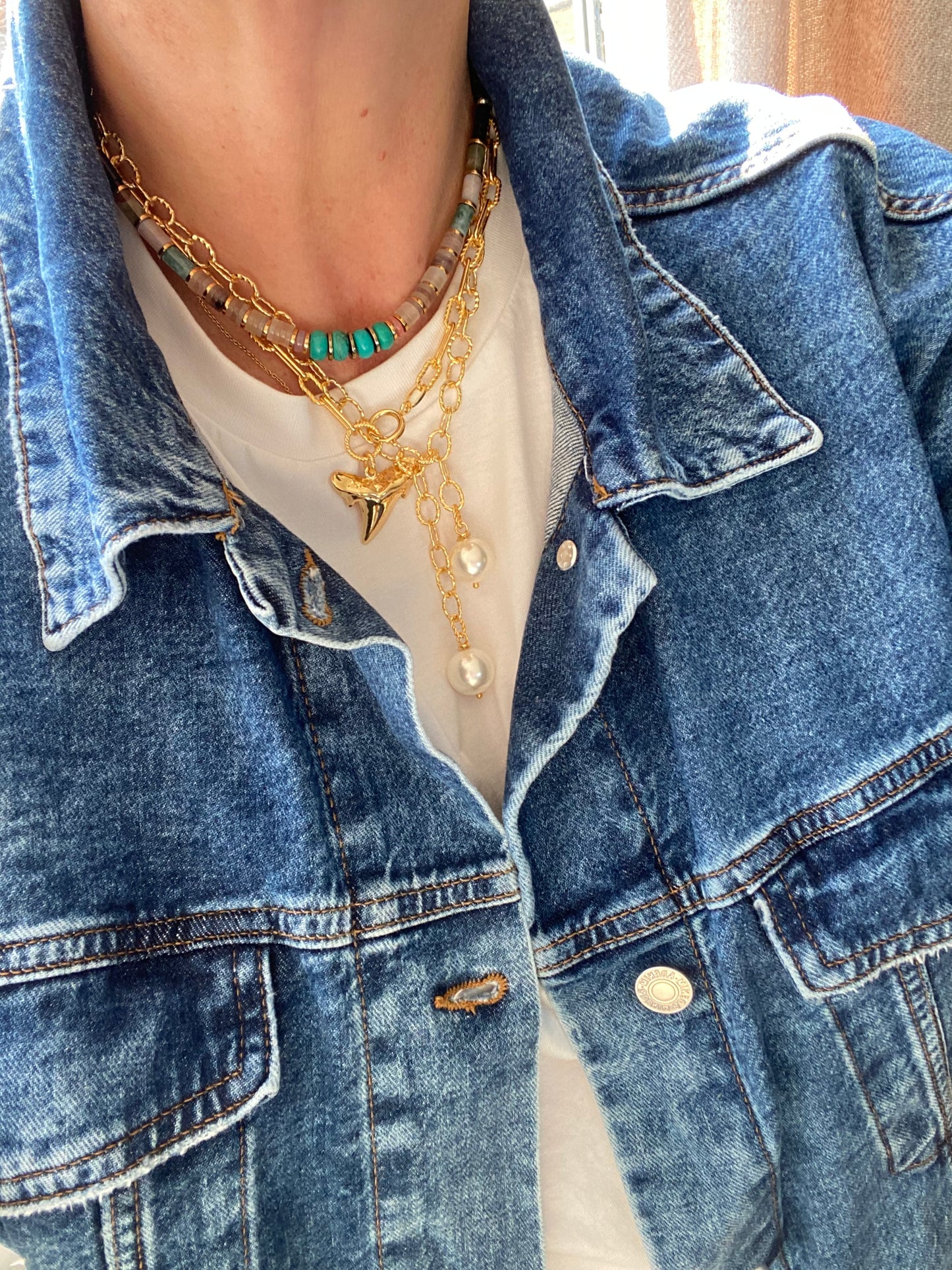 Necktie with peals