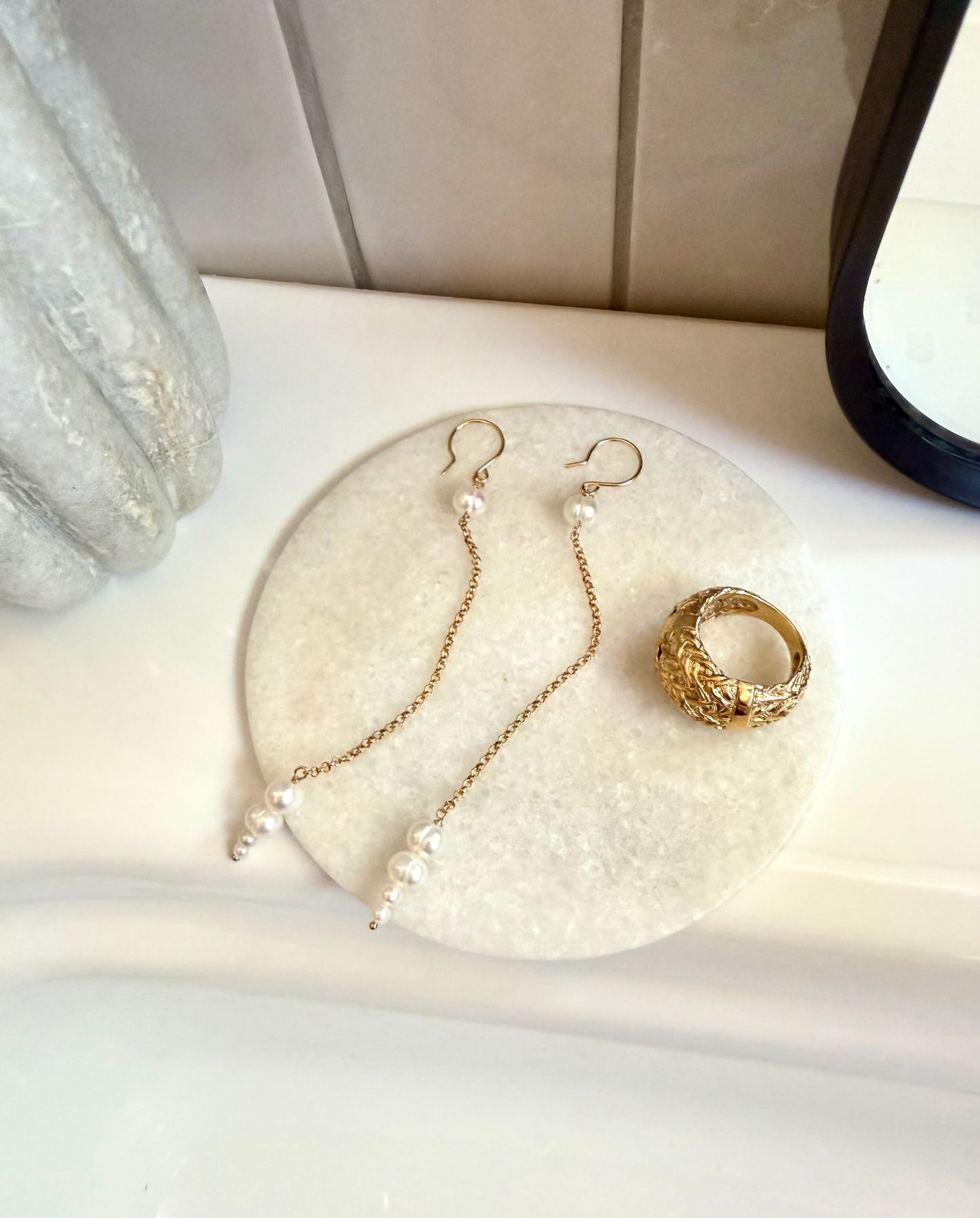Long earrings with fresh water pearls