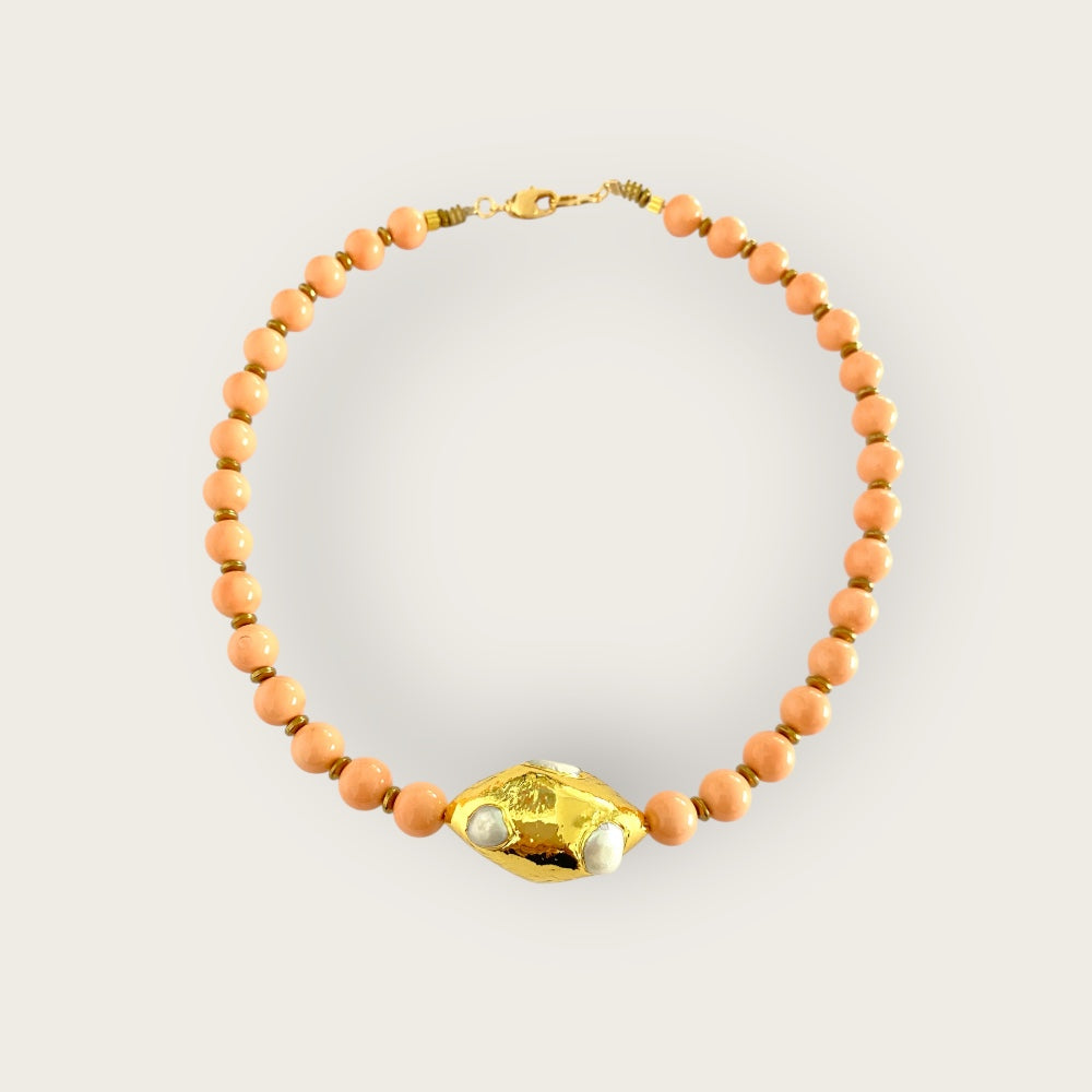 Shell pearls with oval pendant