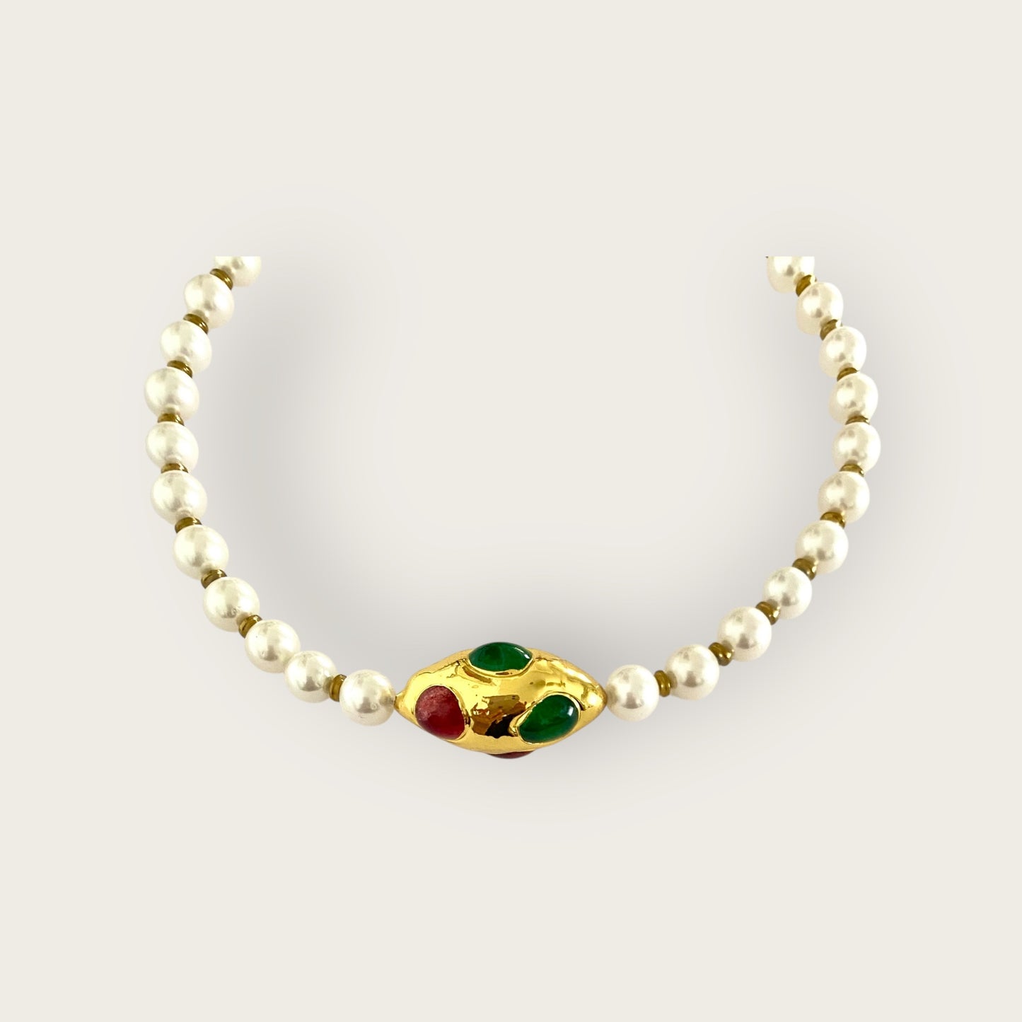 Shell pearls with oval pendant