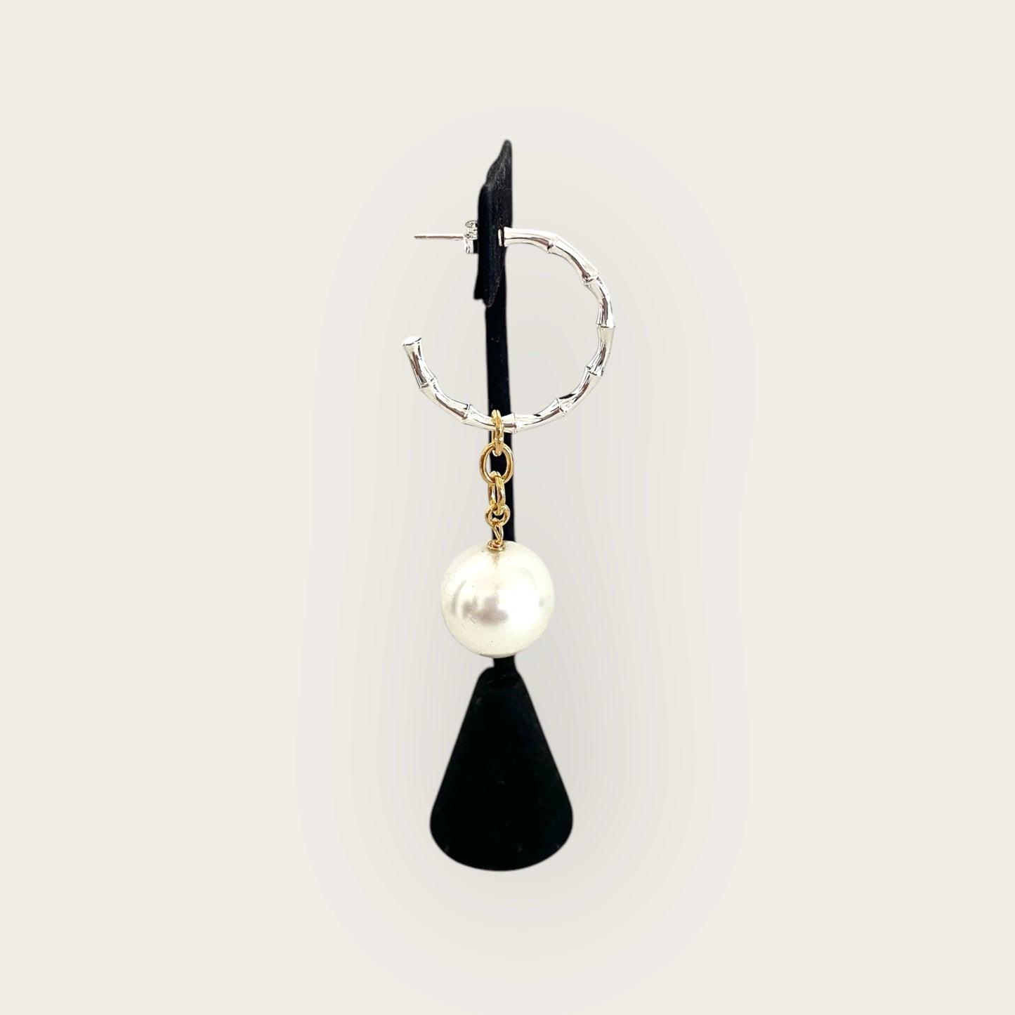Single Silver creole with big pearl