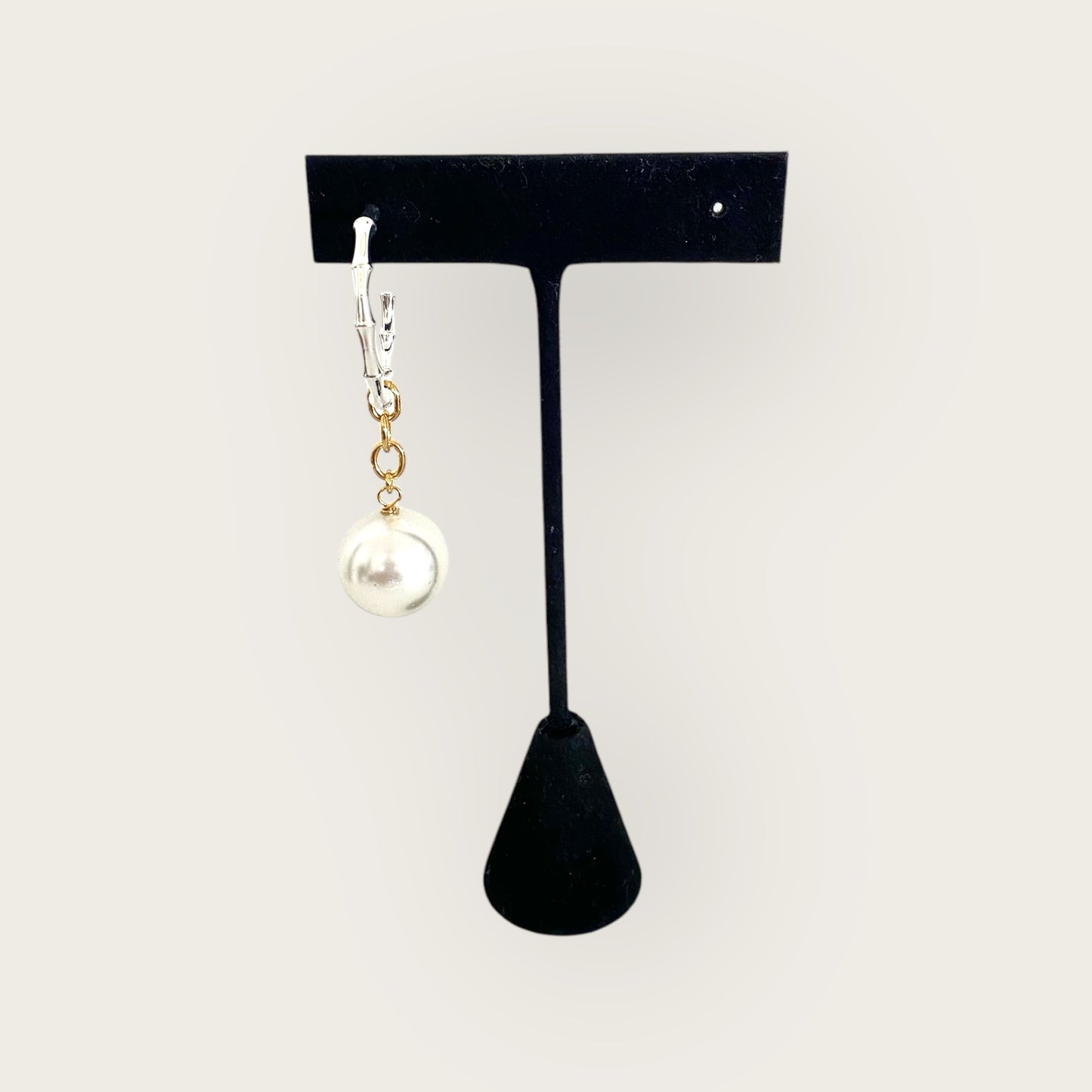 Single Silver creole with big pearl
