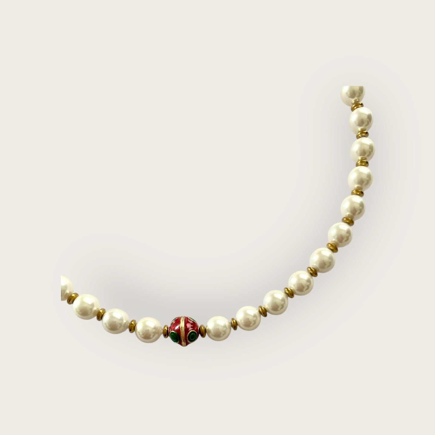 Ras du cou in Shell pearls