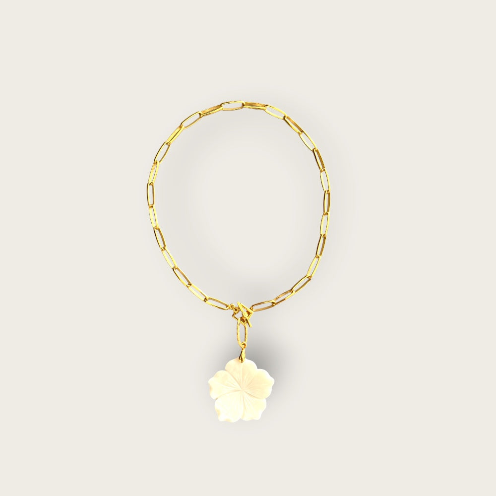 Necklace with flower in mother of pearl