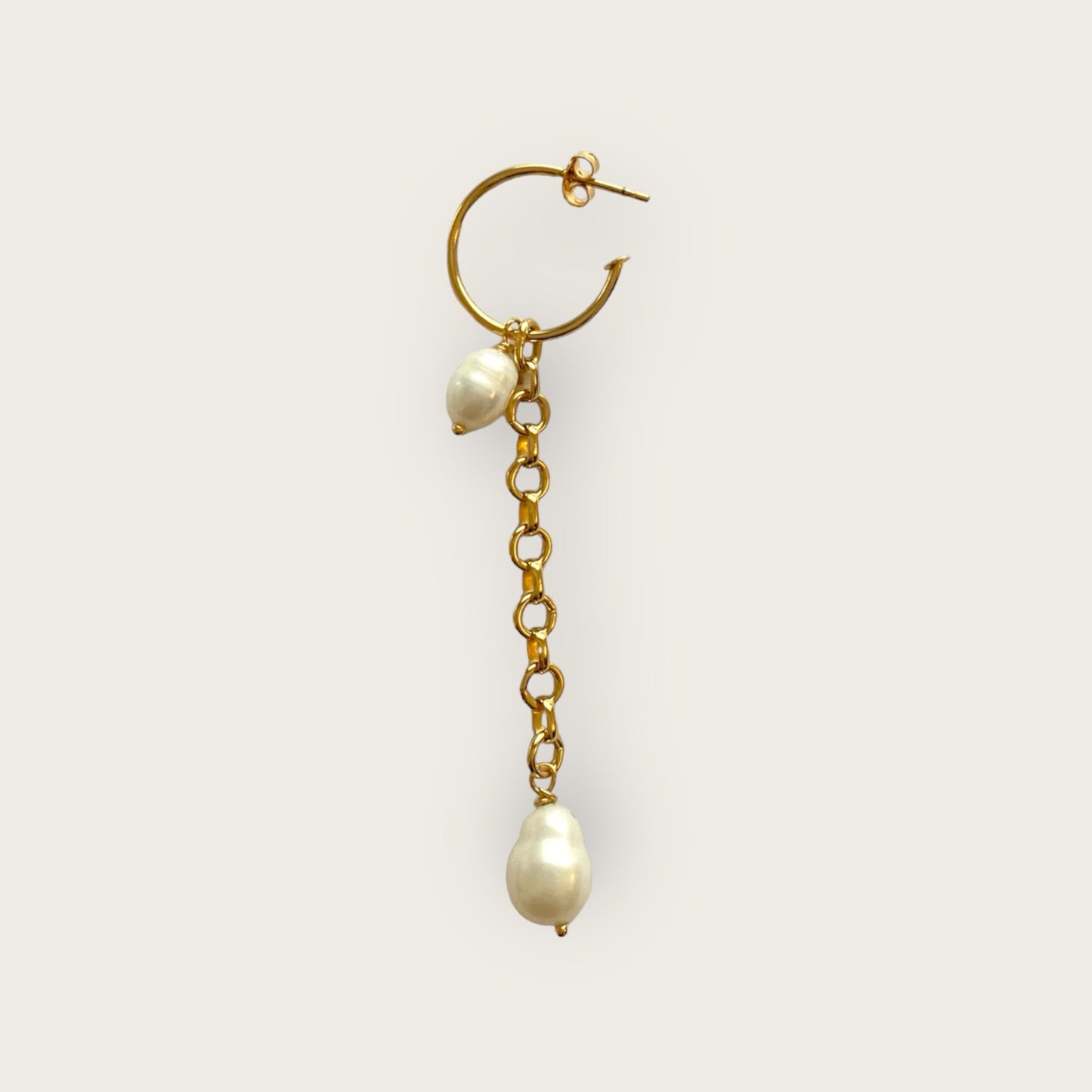 Single pearl earring