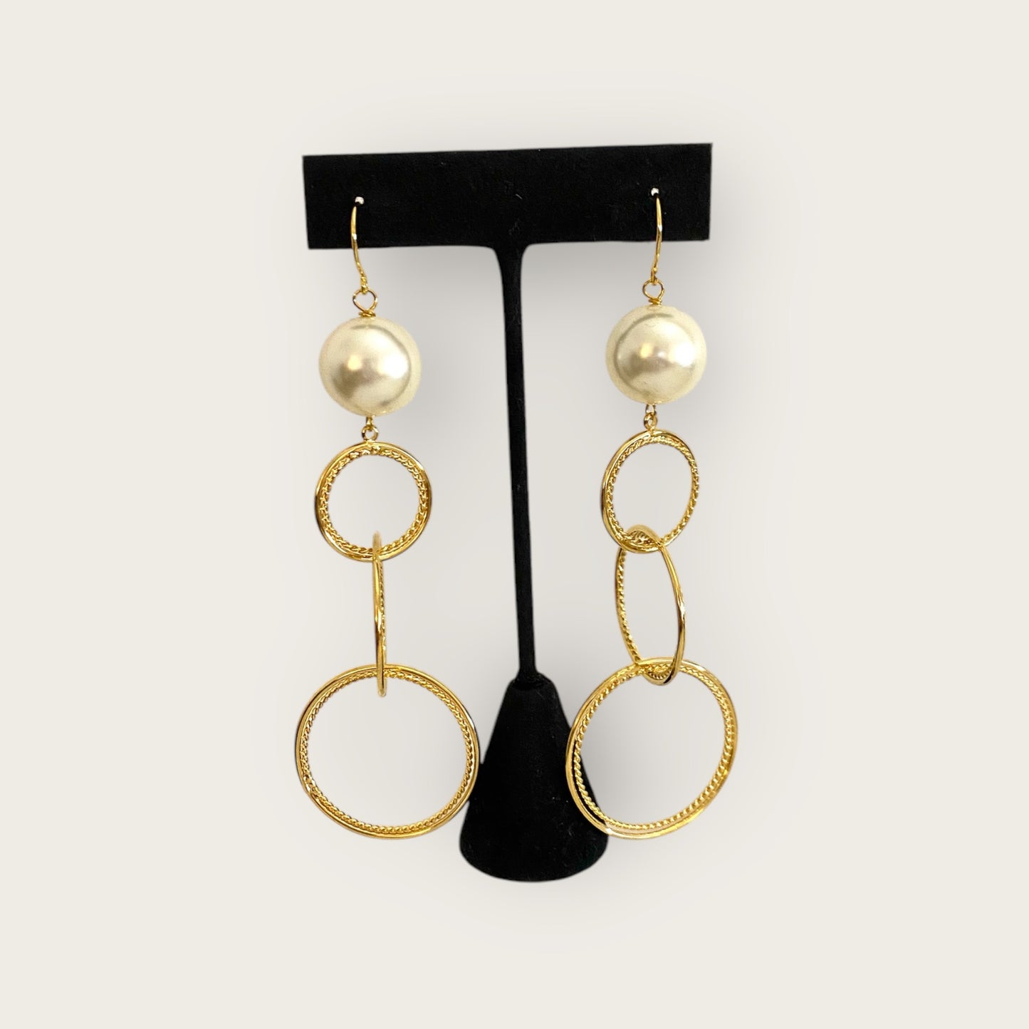 Hoola hoop earrings with pearls