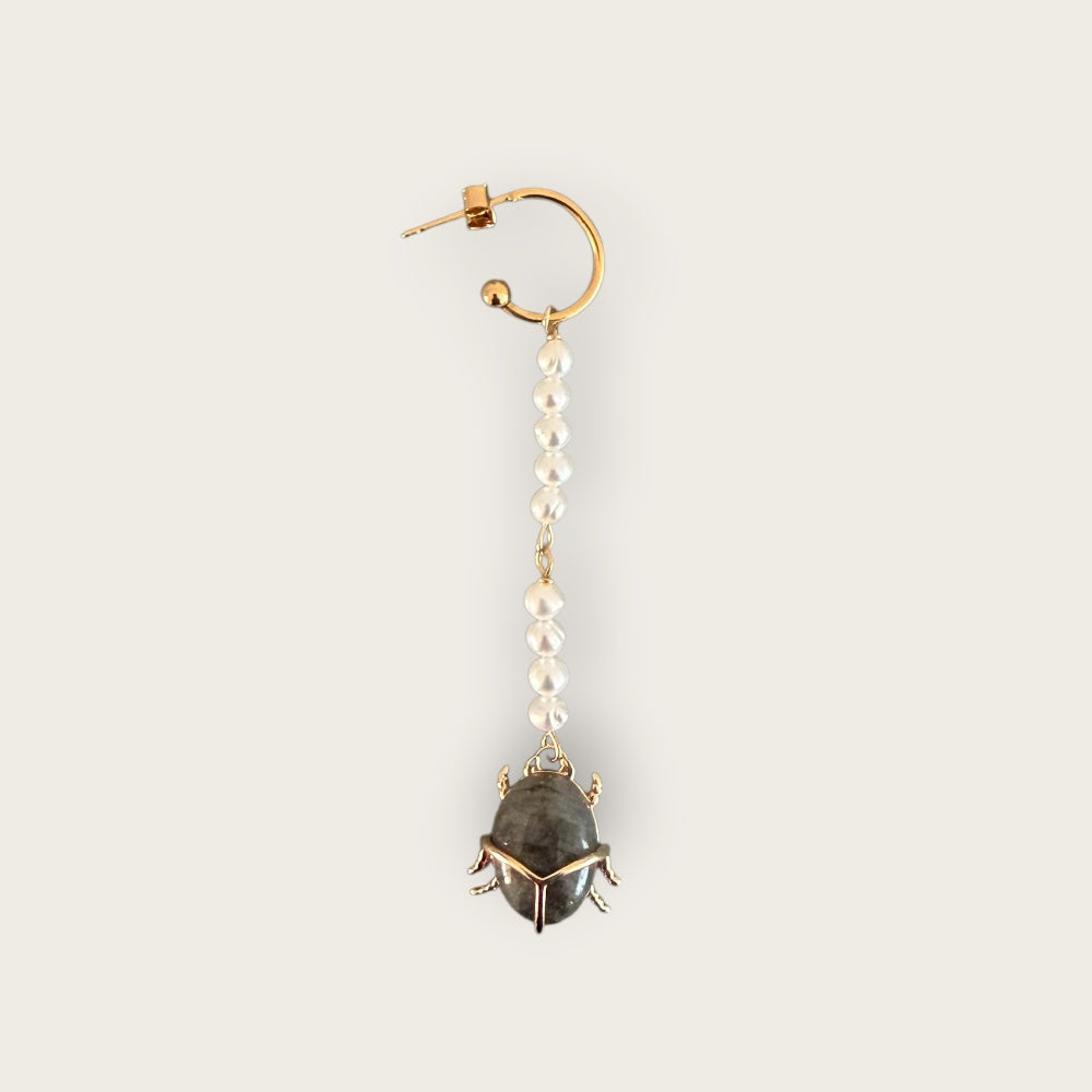 One piece earring with Scarabee