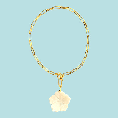 Necklace with flower in mother of pearl