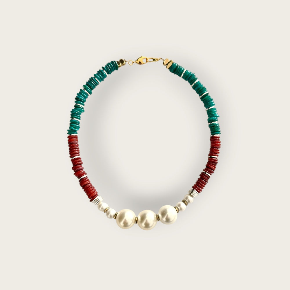 Necklace with shell and pearls