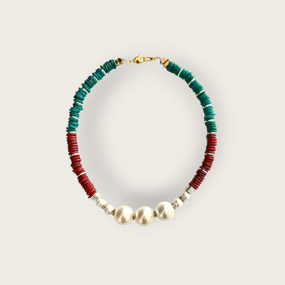 Necklace with shell and pearls