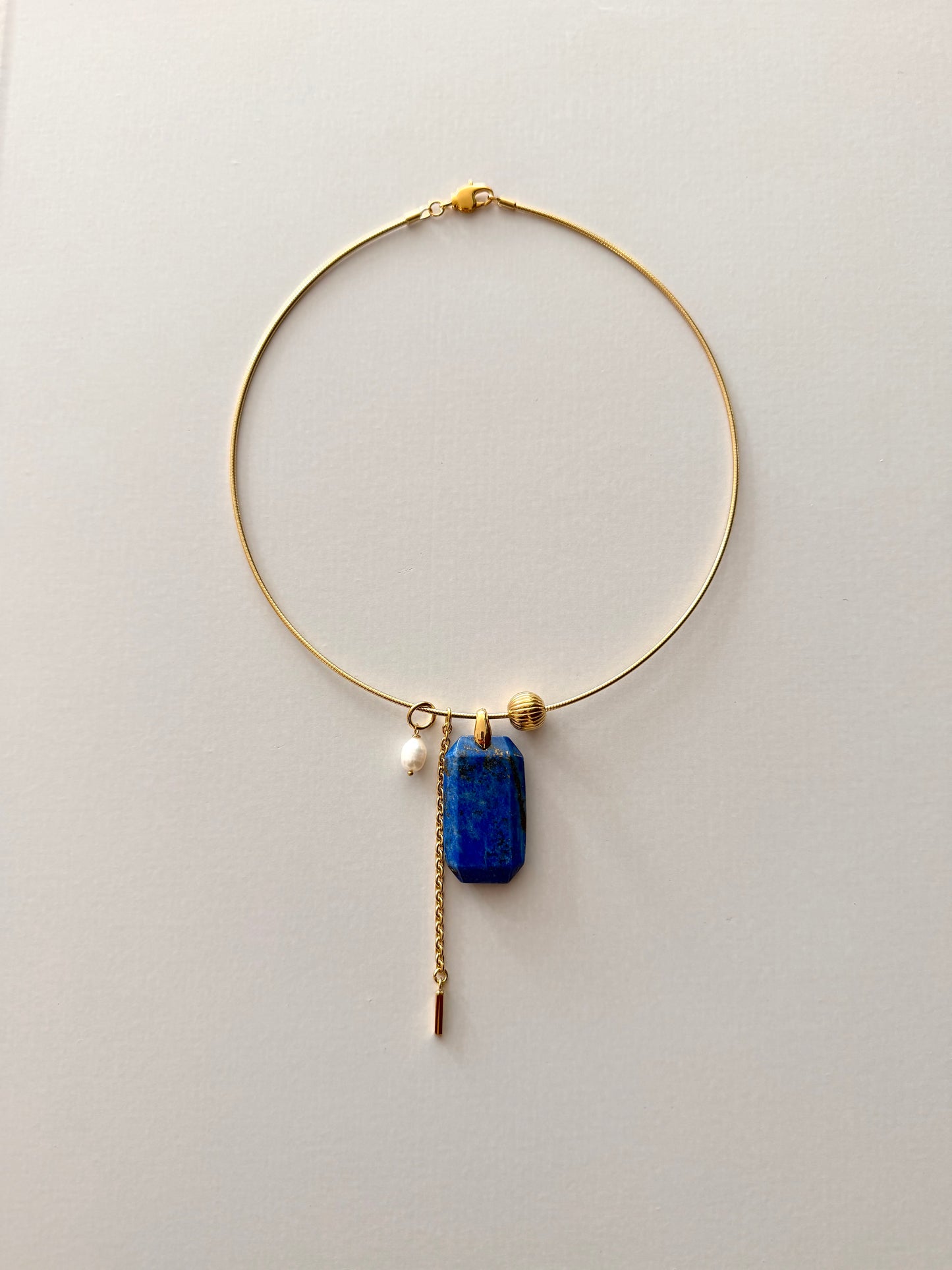 Ras de cou necklace with rectangular lapis lazuli pendant