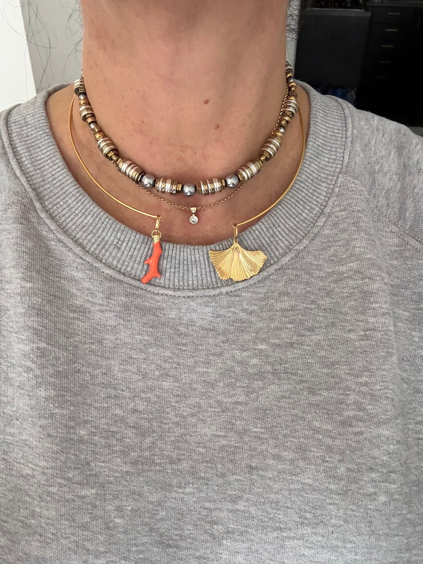 Ras du cou necklace with Ginko leaf and coral pendant