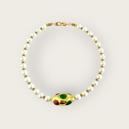 Shell pearls with oval pendant