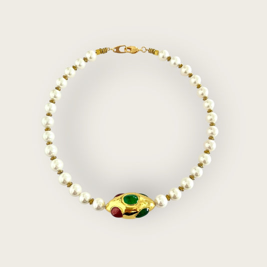Shell pearls with oval pendant