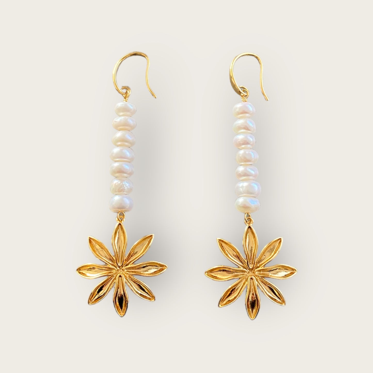 Flower pearl earrings