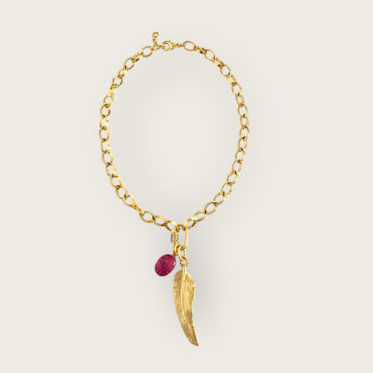 Chunky round chain with feather and scarabee