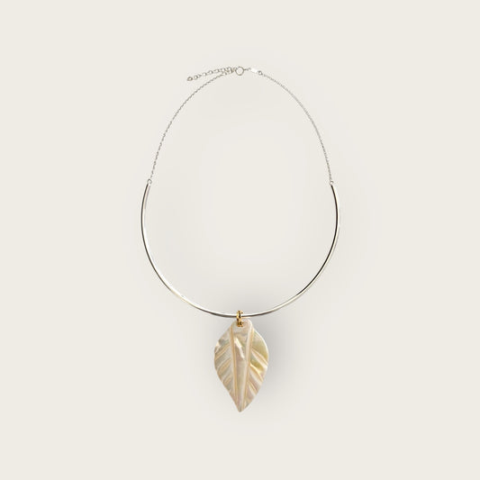 Silver ras du cou necklace with Leaf pendant