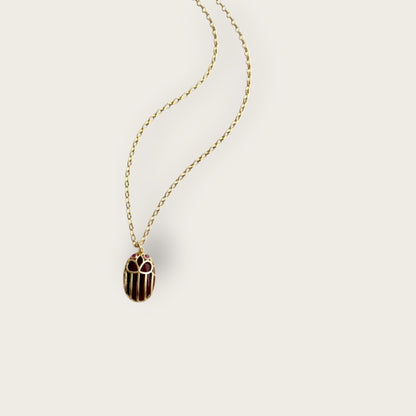Scarabee in burgundy Jade