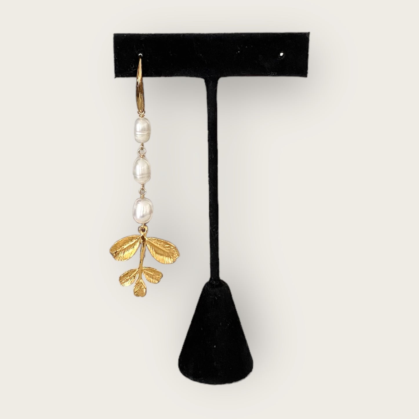 Single leaf pearl earring