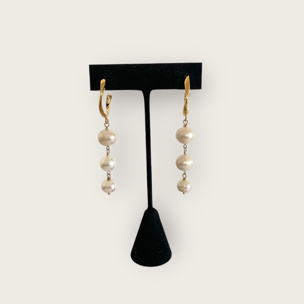 Pearl earrings with creole