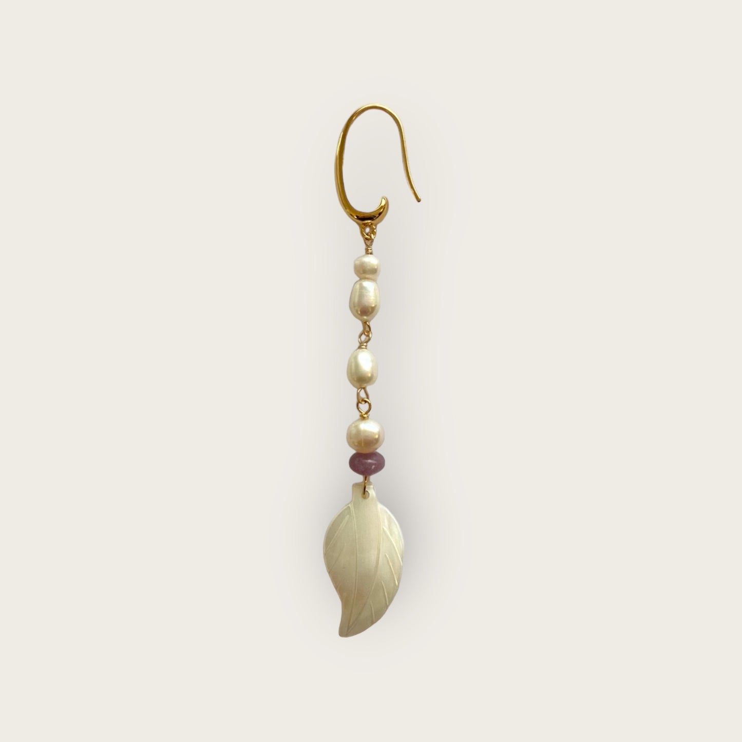 Single pearl earring