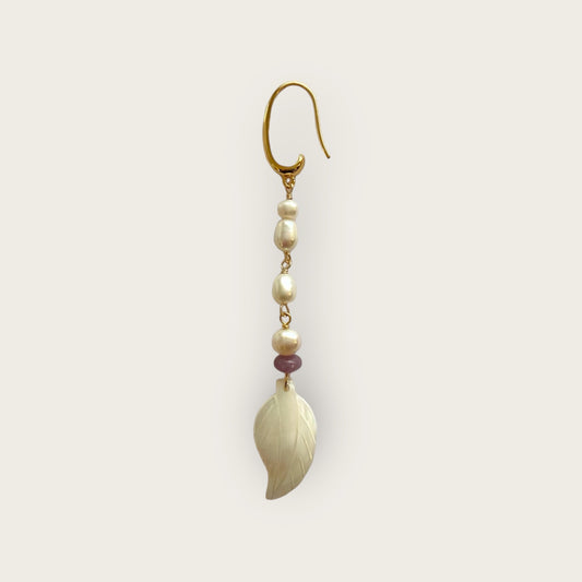 Single pearl earring