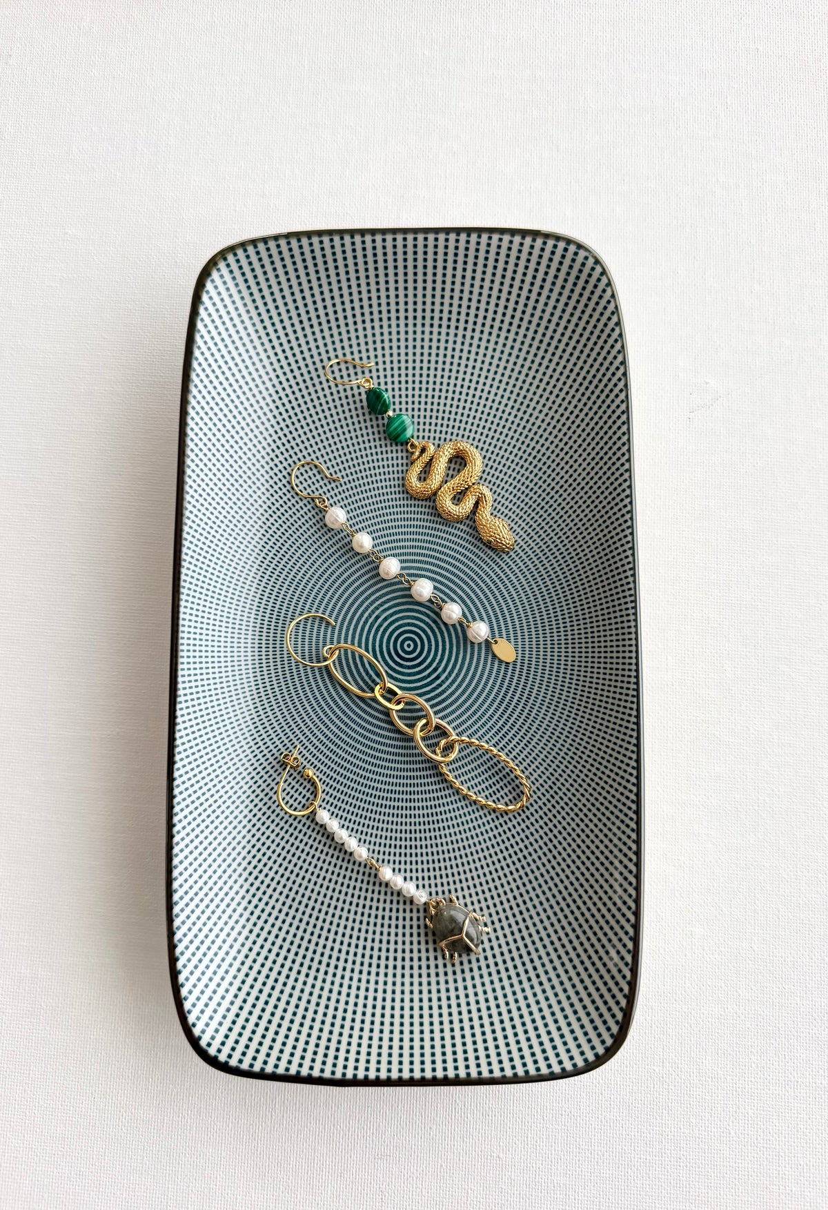 One piece earring with Scarabee