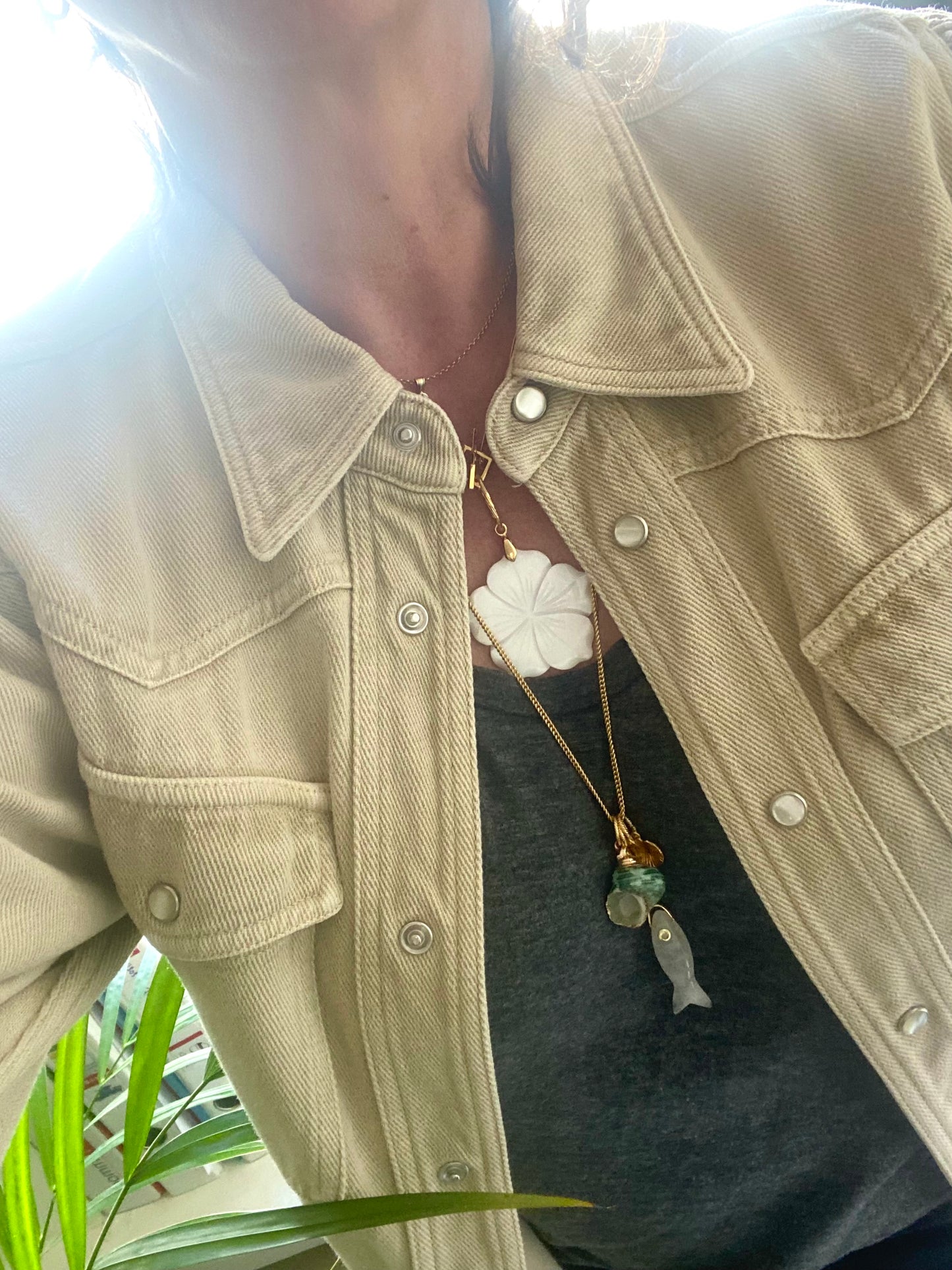 Necklace with flower in mother of pearl