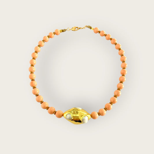 Shell pearls with oval pendant