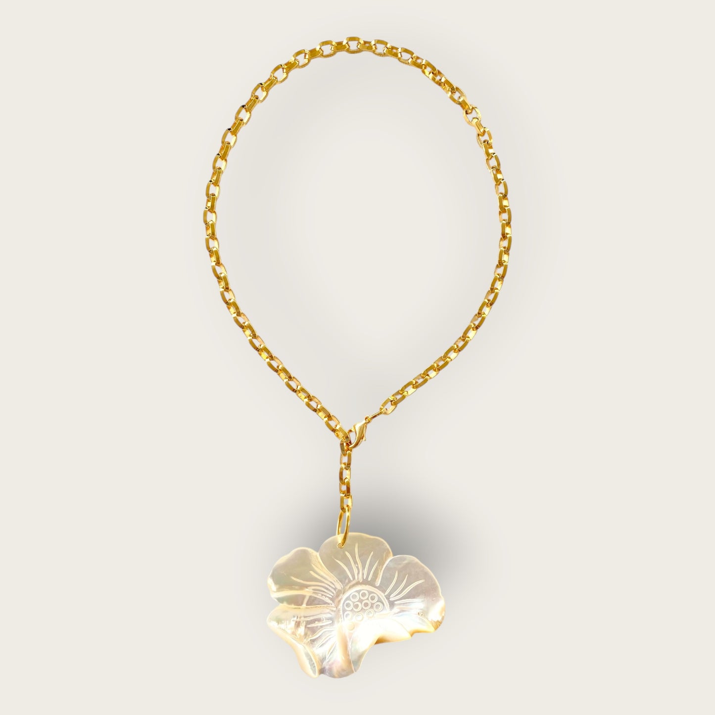 Necklace with flower in mother of pearl