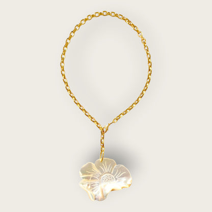 Necklace with flower in mother of pearl