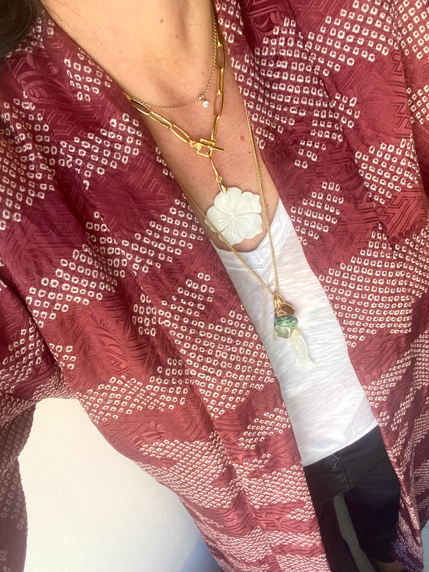 Necklace with flower in mother of pearl