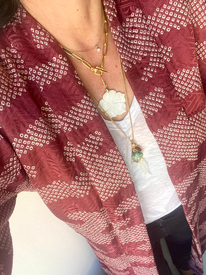 Necklace with flower in mother of pearl
