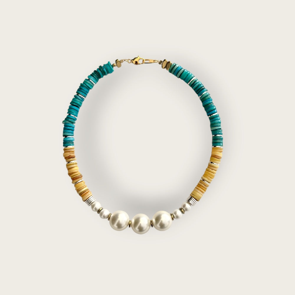 Necklace with shell and pearls