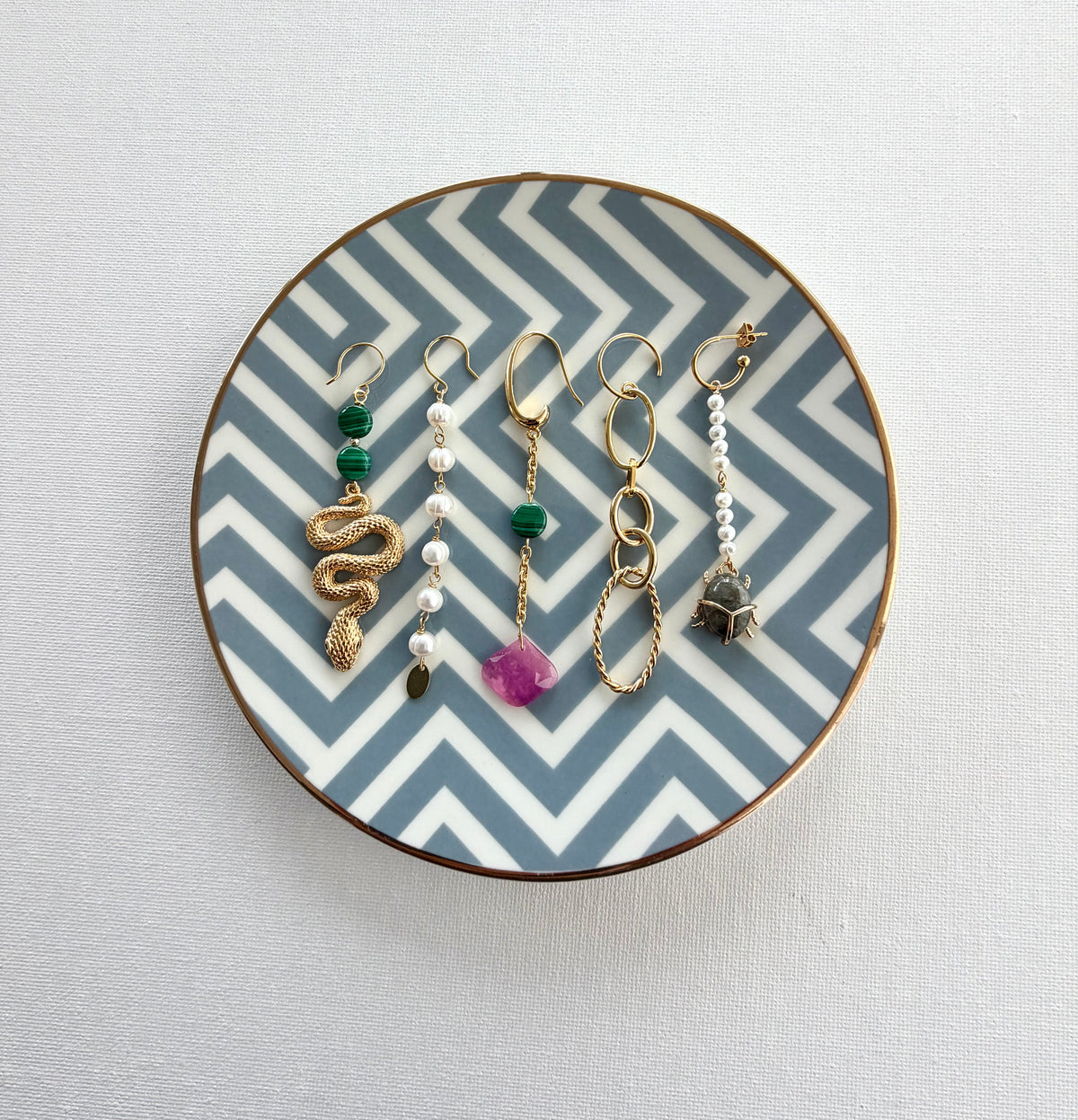 One piece earring with Scarabee