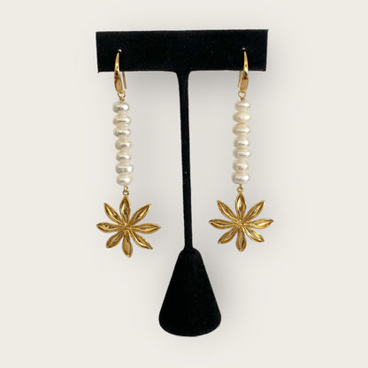 Flower pearl earrings