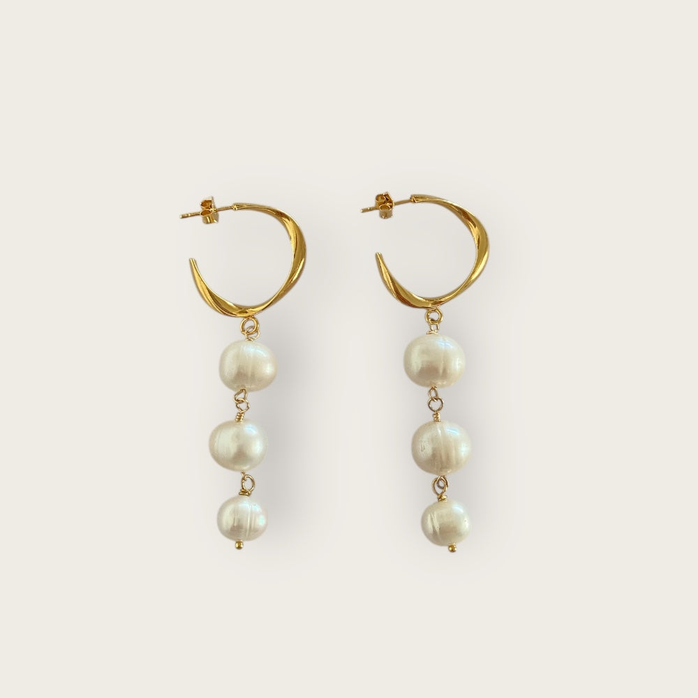 Pearl earrings with creole