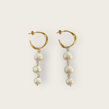 Pearl earrings with creole